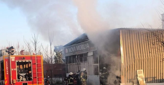 Mobilya üretim atölyesinde çıkan yangın söndürüldü
