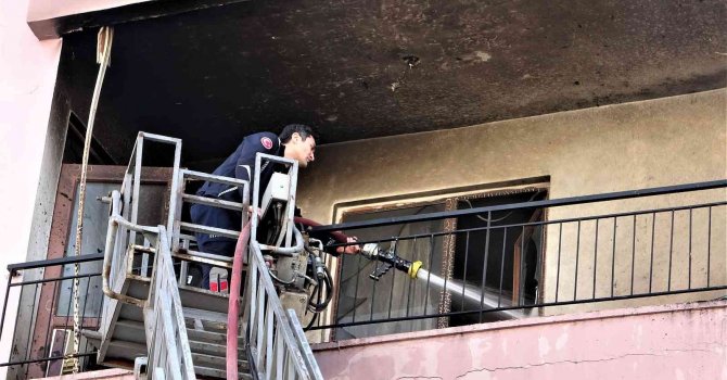 Balkonda çıkan yangın boş tüpü patlattı, mahalleli sokağa döküldü