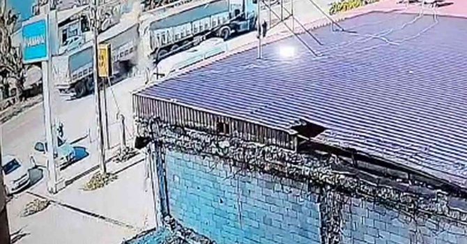 Kaza anı kamerada: Köpeğe çarpmamak için ani fren yapınca tırlar çarpıştı