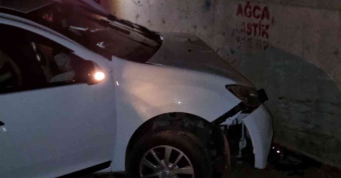 Seyir halindeki otomobil köprünün altından geçerken duvara çarptı: 3 yaralı