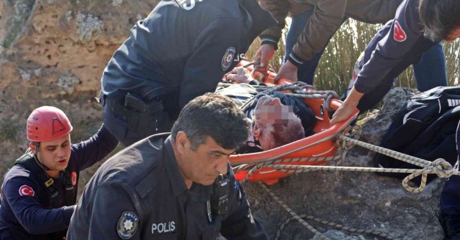 Falezlerden düşen yaşlı adam 1 saatlik çalışayla kurtarıldı