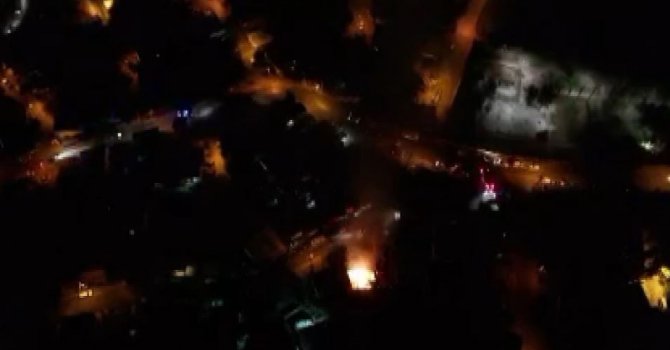 Gecekondu yangını geceyi aydınlattı