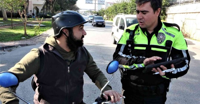 Polislere ehliyetsiz yakalandı, yardım için çağırdığı arkadaşı da ehliyetsiz çıkınca ikinci şoku yaşadı