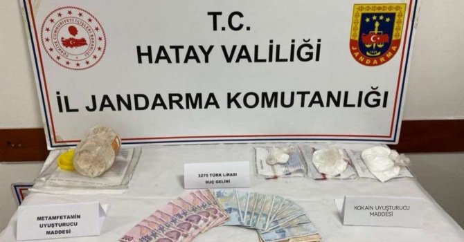 Toprağın altından ve çalıların arasından uyuşturucu çıktı