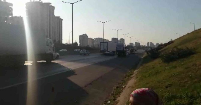 Otoyolda lastiği patlayan otomobil faciaya neden oluyordu