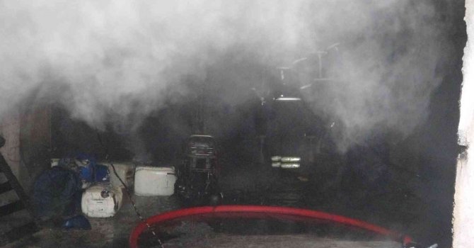 Apartmanda çıkan yangında 3 kişi dumandan etkilendi