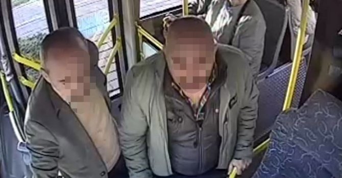 Trafik tartışmasında otobüsün önünü otomobille kesti, belindeki silahı gören yolcular tepki gösterdi