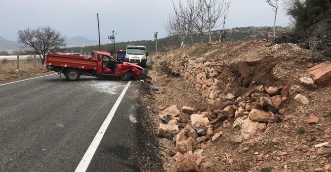 Burdur’da çocuk sürücü kullandığı araçla duvara çarptı, annesi öldü.