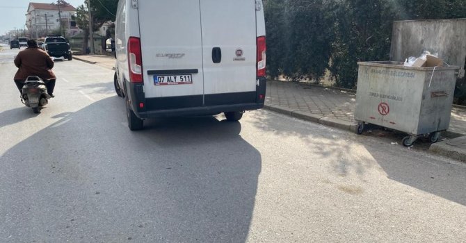 Aniden hareket eden minibüs motosiklete çarptı