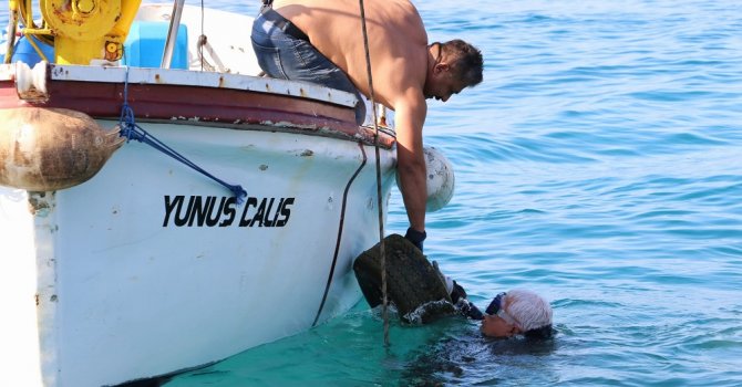 Denizden bir kamyon dolusu lastik çıktı