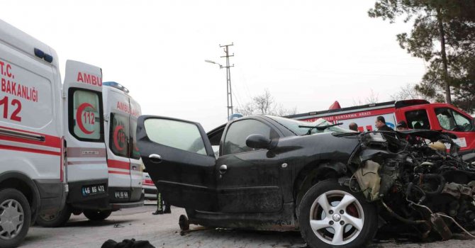 Direğe çarpan otomobil taklalar attı: 1 ölü, 2 yaralı