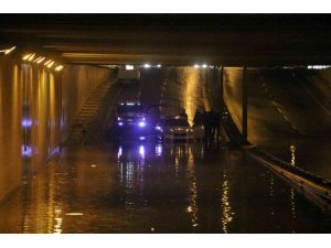 Şiddetli fırtına dünyaca ünlü şelaleyi ters akıttı, sağanak alt geçitlerde araçları mahsur bıraktı