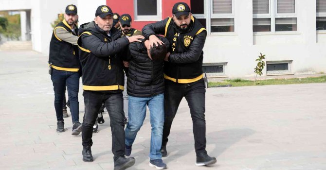 Polis baskınında evleri cephanelik gibi çıktı