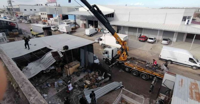 Güvercin kafeslerini vuran fırtınanın hasarı sabah ortaya çıktı