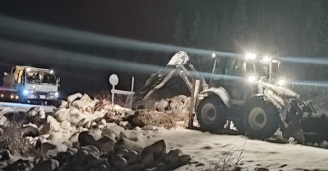 Karda mahsur kalan 5 kişi, 4 saatlik çalışmayla kurtarıldı