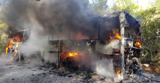 Günel Koreli turistleri taşıyan tur otobüsü alev alev yandı