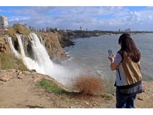 Dün fırtına sebebiyle ters akan dünyaca ünlü şelale, bugün manzarasıyla çitleri aştırdı