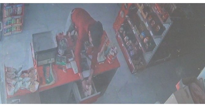 Önce kasasını soydu, sonra çaldığı parayla alışveriş yaptı