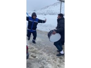 Kar yağışına sevinip davul zurna eşliğinde oynadılar