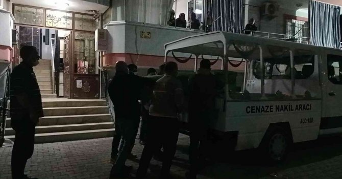 Emekli öğretmen evinde ölü bulundu