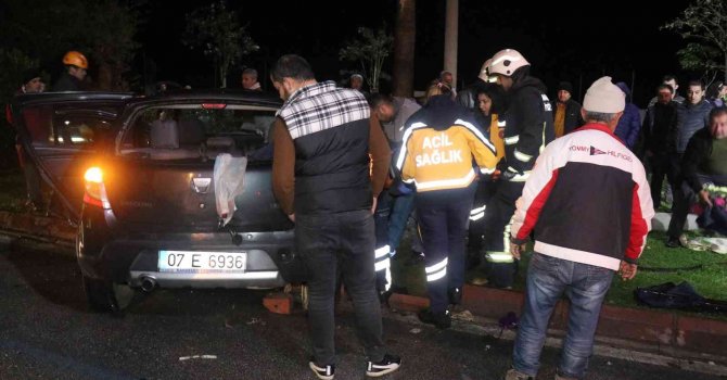 Otomobil beton aydınlatma direğine çarptı: 1’i ağır 5 yaralı