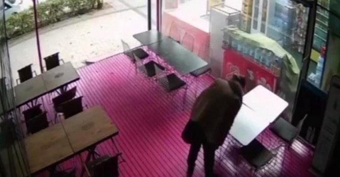 İşe alınmayınca masalara tükürdü