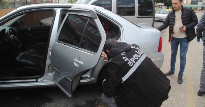 Silahlı kavgada mermiler iki otomobile isabet etti