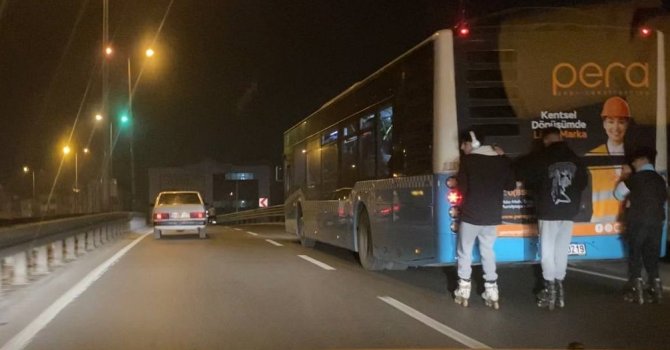 Patenli gençlerden 50 kilometre hızla giden otobüs arkasında ölüme davetiye
