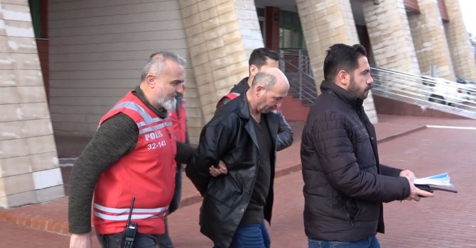 Isparta’da site yöneticisini kemerle boğarak öldürdüğü iddiasıyla yakalanan şüpheli adliyeye sevk edildi