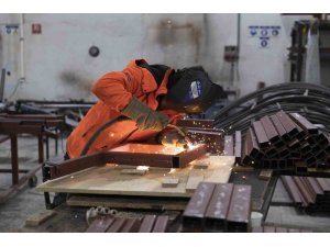 Mersin Büyükşehir Belediyesi marangoz atölyesi üretmeye devam ediyor