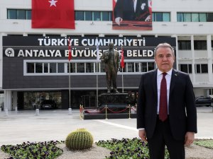 Antalya Büyükşehir Belediyesi önüne Atatürk heykeli konuldu