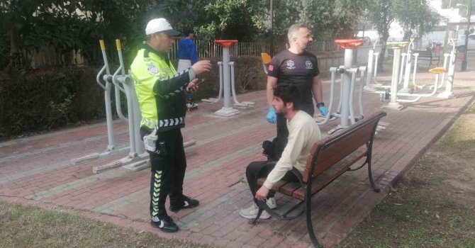 Arka arkaya yaşanan kazalarda motokuryeler kask sayesinde ölümden döndü