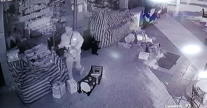 İşyerlerinin kapı tokmaklarını kırdı, baharat tezgahını dağıttı