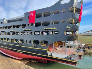 Dünyanın en büyük tur teknesi suya indirildi