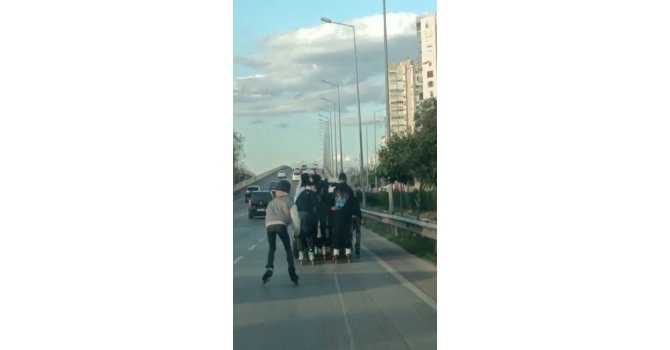 Otomobilin arkasına tutunan patenli 7 genç kazaya davetiye çıkardı