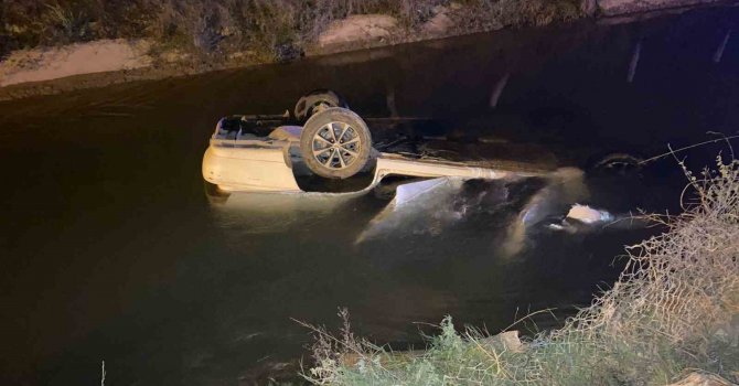 Sürücüsünün direksiyon hakimiyetini kaybettiği otomobil kanala uçtu