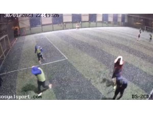 Doluya halı sahada yakalandılar, kaçacak yer aradılar