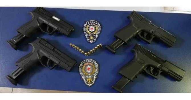 Adana’da polis bir kişiden 4 ruhsatsız silah ele geçirdi