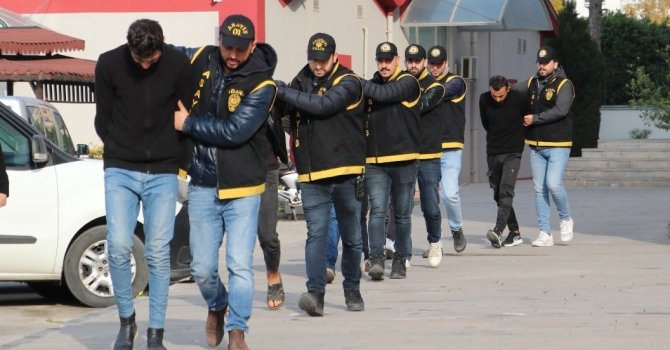 Esnafı ’Kimliğiniz DEAŞ’ın eline geçti’ diyerek 750 bin TL dolandırdılar