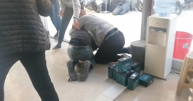 Motosiklet tamircisi, hırsızı üzerine atlayıp yere yatırarak yakaladı