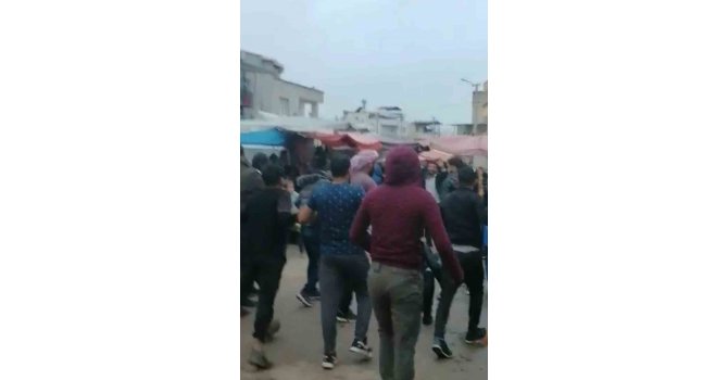 Adana’da pazarda taşlı sopalı kavga