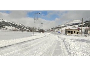 Tufanbeyli Tomarza yolu tipi nedeni ile trafiğe kapatıldı