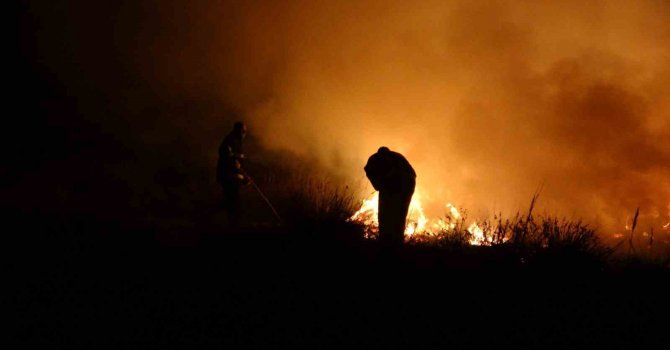 Burdur Gölü kenarındaki sazlık alanda aynı anda 3 yangın