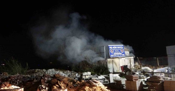 Babasını kaybettiği gün, atölyesi de küle döndü