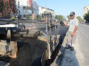 Konyaaltı Belediye Caddesi’ne Büyükşehir’den sıcak asfalt