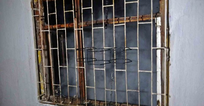 Atık malzeme toplayan gençlerin kaldığı gecekondu alev alev yandı