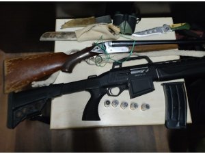 Kaçak avcılar satır ve bıçak üzerindeki kan lekesiyle yakayı ele verdi