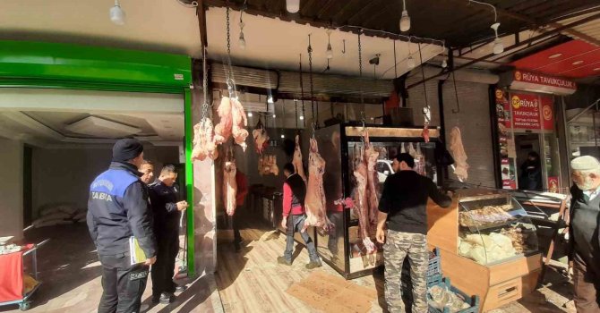 Hatay’da açık alanda et satan işyerine 20 bin TL para cezası kesildi