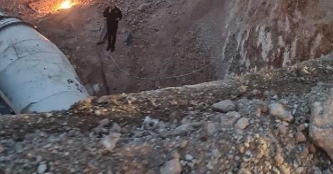 Çukura devrilen beton mikserinde hayatını kaybetti