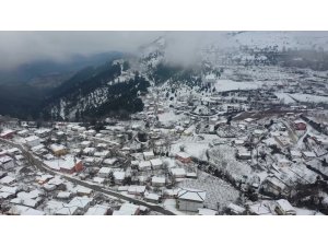 Yaylalar karla eşsiz manzaraya büründü, kar ve buz sürücülere zor anlar yaşattı